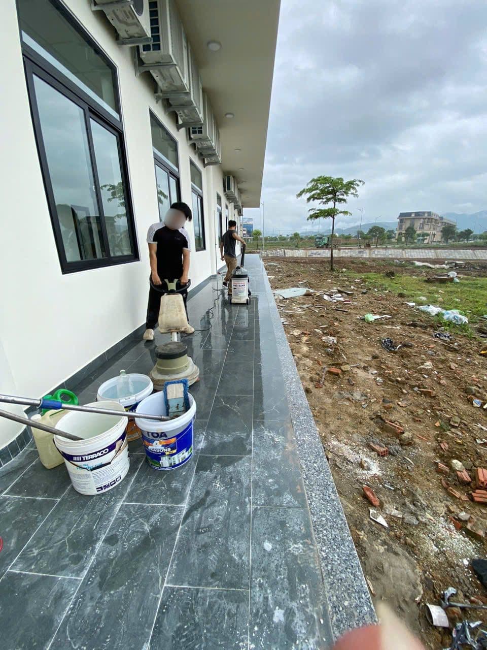 Dịch vụ vệ sinh công nghiệp Đà Nẵng chuyên nghiệp - Đội ngũ Nhà Xanh